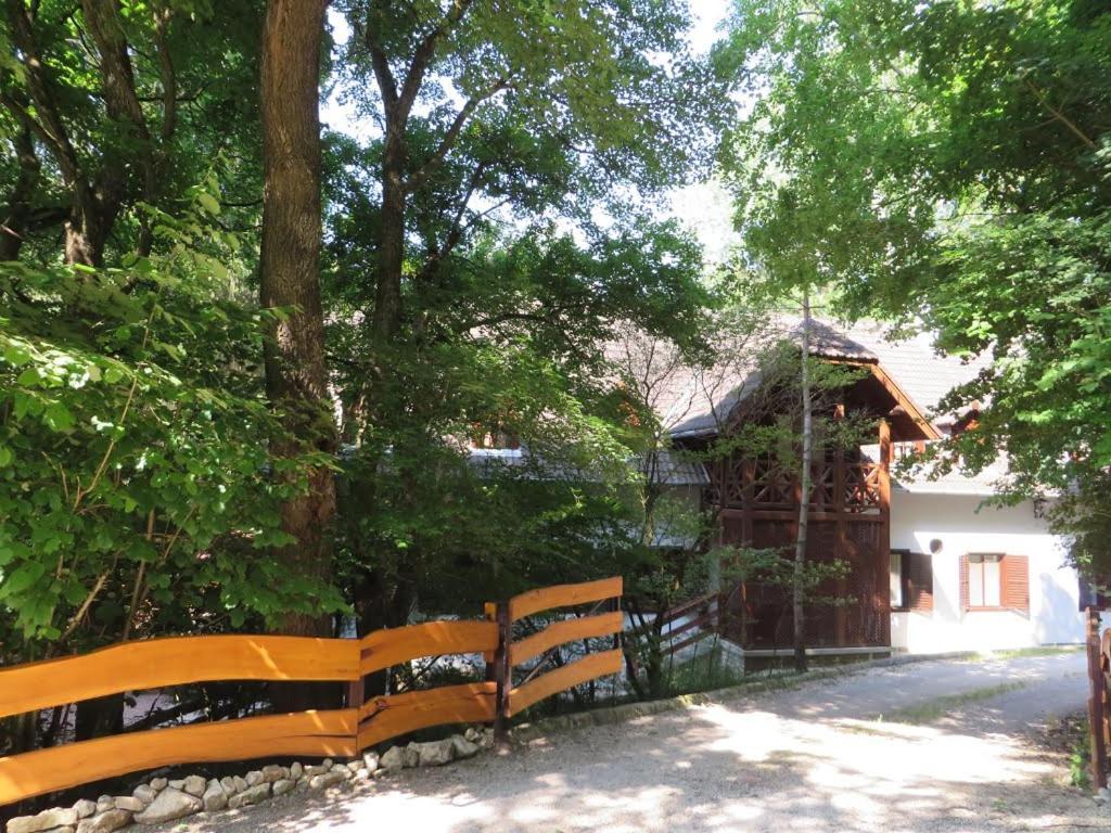 Koloska Apartmanhaz Balatonfured Exterior photo